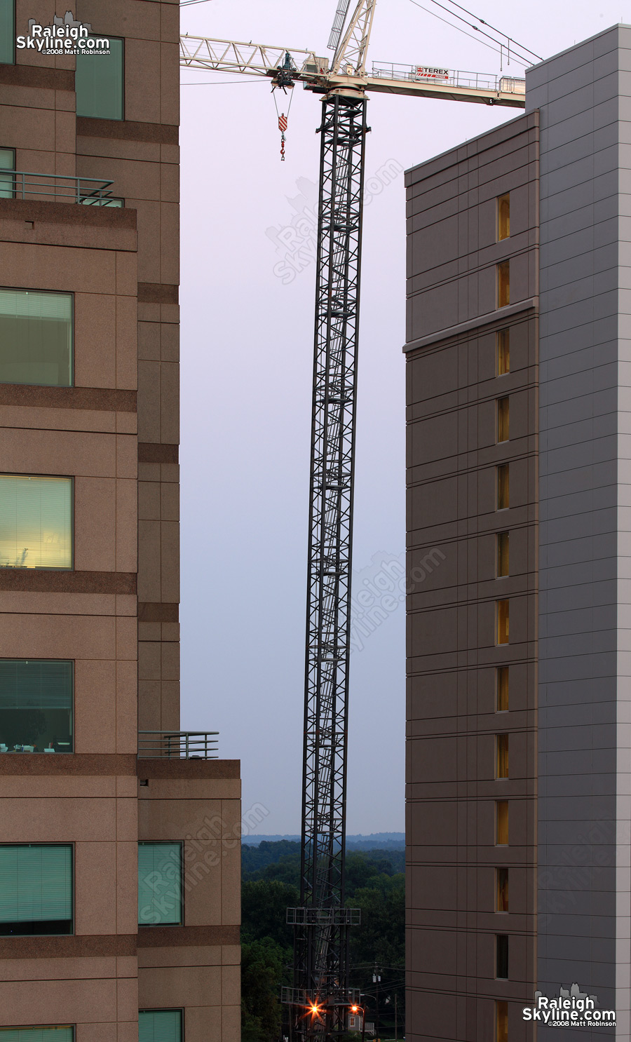Leaning tower crane